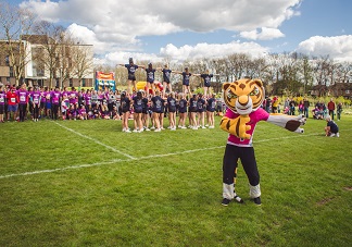 Cheerleaders perform at runntu